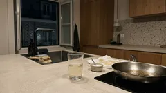 Deixar um copo de vinagre branco na bancada durante a noite: quando ajuda (e quando pode ser má ideia)